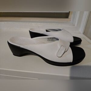 NWOT Clarks White Leather Open-Toe Mule Sandals with Black Sole Sz 9